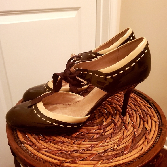 Brown round toe patent leather heels - Picture 2 of 5